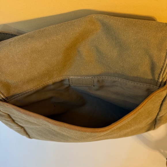 VINTAGE L.L. BEAN CANVAS AND LEATHER MESSENGER BAG - Picture 5 of 14